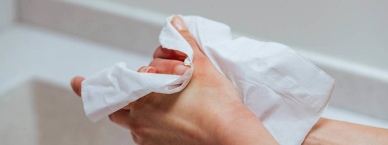 Nadmiaru potu możesz pozbyć się poprzez osuszanie dłoni papierowym ręcznikiem