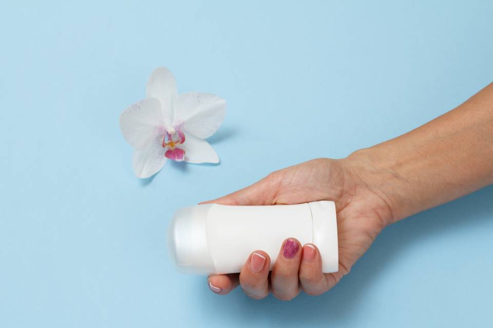 Nakładanie dezodorantu po porannym zmyciu antyperspirantu może stanowić dodatkową ochronę przed nieprzyjemnymi zapachami i wilgocią.