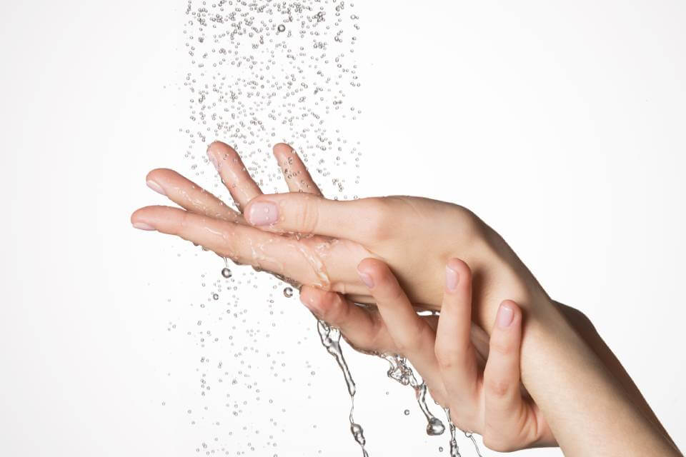 Osoby z nadpotliwością dłoni często odczuwają uczucie wilgotności, nawet jeśli nie widzą żadnych widocznych oznak potu