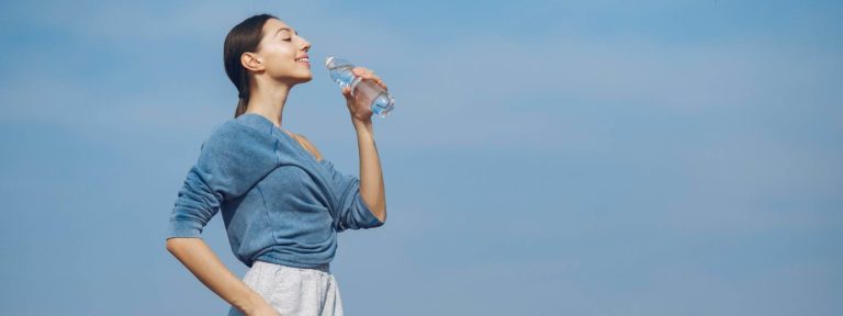 Jednym z najlepszych sposobów na zmniejszenie intensywności wydzielania potu jest picie dużych ilości wody