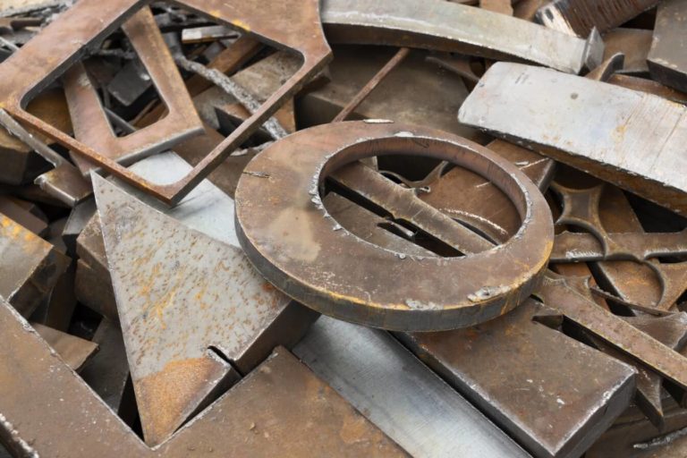metaliczny zapach potu